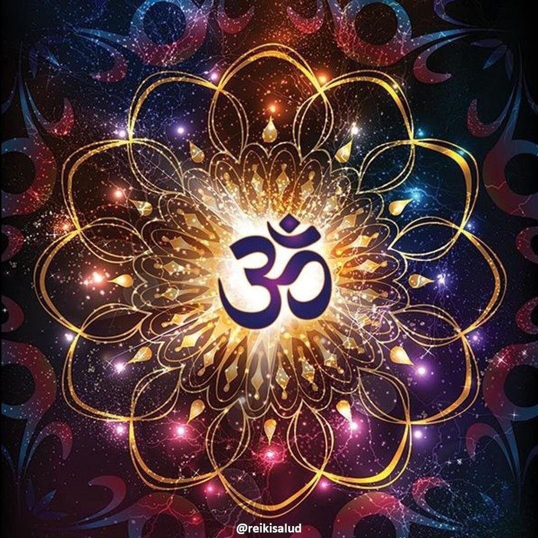 El Mantra OM ॐ, también conocido como pranava, es el mantra más sagrado en el yoga, el hinduismo y el budismo. El Om representa a la más elevada divinidad, a Brahma, y al universo entero.El Mantra ॐ OM es el sonido primordial Creador, del que todo el Universo se ha manifestado. Significa unidad con lo supremo, la combinación de lo físico con lo espiritual. Es el sonido de la conciencia suprema.El ॐ OM es el sonido más cantado entre todos los sonidos sagrados de la tierra. El Mantra OM ॐ sería el sonido del propio Universo y el origen de todos los mantras.El Mantra OM ॐ no es en realidad una palabra: es un sonido, una vibración. Cuando se canta el mantra OM, además de liberar la mente, se cree que aumenta la energía espiritual, mental y emocional del quien lo pronuncia y le permite entrar en dimensiones desconocidas en un estado de meditación profunda.El Mantra OM ॐ es el sonido de la Serenidad, y está grabado especialmente para limpiar y purificar el espacio, permitiendo sentir la calma y la serenidad interior. Es una muy buena herramienta para la Sanación.El Mantra OM ॐ en realidad se escribe como AUM, y sus tres letras guardan un significado muy especial: La A es la vocal más abierta que puede pronunciar el ser humano, es el alfa, Dios, la Vida y el estado de vigilia La U es una vocal intermedia, y representa a la conciencia, a la materia y al estado de sueño con ensueños La M es la consonante más cerrada que podemos pronunciar, es el omega, la madre, la energía, la dicha y el estado de sueño profundoAhora bien, el mantra se pronuncia siempre como Om. Sentados, con los ojos cerrados, inspiramos, y al espirar pronunciamos de forma continuada el «Oooooooooommmmmmm», sintiendo como la O resuena en el pecho y la M resuena en la cabeza. Lo repetimos varias veces concentrados en el sonido hasta que la mente se enfoque y obtengamos un estado de paz.Debemos sentir la reverberación cuando cantamos este mantra, transmutando la energía del espacio donde la cantamos, calmando el sistema nervioso, corazón y mente; de quien lo canta y de quien lo escucha.Feliz viaje de transformación y sanación, Gracias, Gracias, Námaste @dinopierini