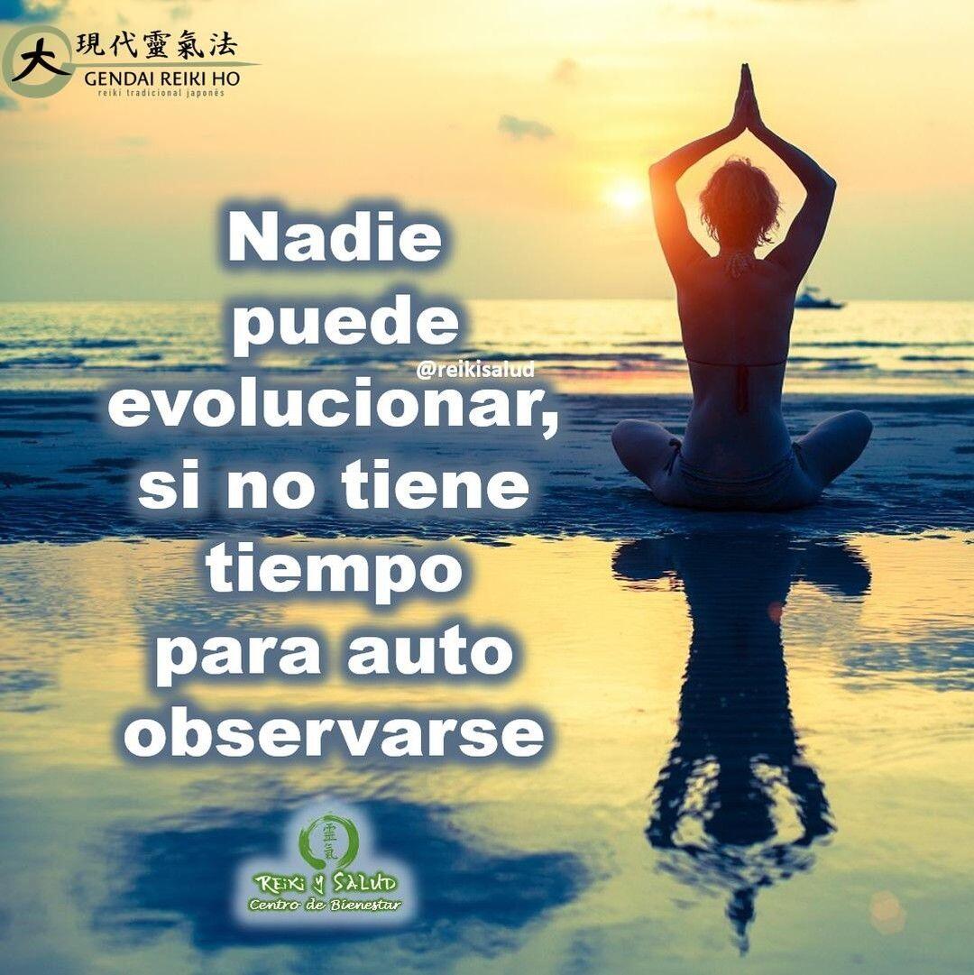 Nadie puede evolucionar, si no tiene tiempo para auto observarse.Ahora, ¿qué es lo que vamos a observar en nosotros mismos? A través de la auto-observación, la invitación es a descubrir aquello que nos falta, que nos sobra y de que podemos desprendernos para sentirnos en PAZ.No hay una técnica especial para hacer la auto-observación. Para eso no es necesario parar de hacer lo que estamos haciendo, sea en casa, en el trabajo o en cualquier lugar en que la persona esté. Practicando la auto-observación podremos identificar qué sentido (Vista, oído, olfato, gusto, tacto) nos permite conectar extraordinariamente con lo que pasa dentro de nosotros, y al mismo tiempo tener total atención en el mundo exterior y sobre lo que estamos haciendo.Ahora ya que estamos con nuestra atención dirigida para nuestro cuerpo y mente, debemos observar lo que está ocurriendo allí, sean pensamientos o sentimientos en nuestro cuerpo. Un ejemplo, nos comenzó un dolor de cabeza, la pregunta obvia es que estábamos haciendo, que estaba viendo o que no pude ver, que olores estaban presentes, que escuché o que no escuche, que estábamos pensando, es un pensamiento recurrente, de esos que yo llamo rumiantes, eso es observación.La invitación es a ser más curiosos de nosotros mismos, de lo que nos pasa o no nos pasa, notarlo y actuar para despertar y transformarnos siempre para mejor. Esto aplica igual cuando estamos meditando.¿Que tanto te auto observas y que has descubierto recientemente de tí? ¿A que te comprometes?¿Podrías auto observarte mas?Con toda la certeza que, si lo CREES, lo CREAS, compartimos desde Casa Reiki y Salud, un abrazo de luz, con la confianza de que Dios está con nosotros y somos uno con la conciencia universal, y recuerda: ¡a sonreír, agradecer y abrazar tu vida!Gracias, gracias, gracias, un abrazo de luz, Namaste @dinopierini🌍Página WEB: www.gReiki.com#espiritualidad #amor #felicidad #abundancia #meditacion #vida #paz #love #luz #gratitud #crecimientopersonal #consciencia #alma #bienestar #inspiracion #louisehay #despertarespiritual #reiki #reikiusui #reikimaracaibo #reikivenezuela #reikizulia #totalcoherencia