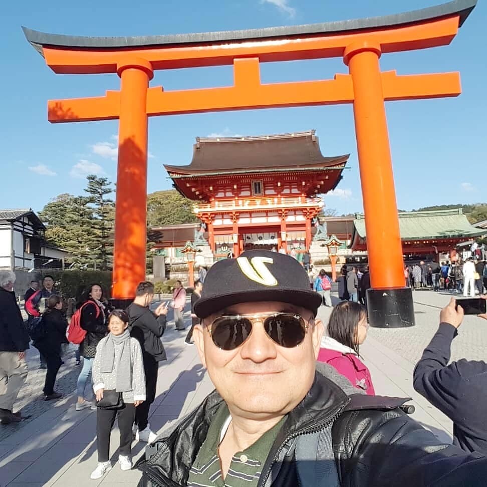 Comparto con ustedes otro de los templos que visite en año pasado en mi vivita a Japón, el Fushimi Inari-taisha [(伏見稲荷大社?], el cual es el principal santuario sintoísta (jinja, 神社) dedicado al espíritu de Inari, y situado en Fushimi-ku, uno de los distritos de Kioto (Japón). El santuario se encuentra situado en la base de una montaña también conocida como"Inari", que incluye varios senderos para llegar a otros santuarios más pequeños. Este fascinante santuario, es uno de los más conocidos e importantes de Kioto y de todo Japón.Desde las épocas más antiguas de Japón, Inari era vista como patrona de los negocios (en tanto que cada Torii existente en el santuario ha sido donado por algún hombre de negocios japonés) aunque Inari en primer lugar fuera diosa del arroz. Los comerciantes y artesanos ofrecían culto a Inari a cambio de obtener riqueza en sus negocios, por lo que donaban numerosos torii que actualmente forman parte de la vista panorámica del templo. De este famoso templo se dice que posee más de 32.000 pequeños torii, llamados santuarios, de color rojos o naranjas, que serpentean trazando un camino por la base de la montaña Inari.Realizamos la caminata por el total de sus 4 kilómetros de toriis, hasta llegar a la parte más alta y que fué una experiencia inolvidable.️Además de por sus pórticos, Fushimi Inari Taisha es conocido por albergar una piedra de los deseos, Omokaru ishi. Cuentan que si una persona piensa en aquello que anhela mientras levanta la piedra y nota que esta no pesa mucho, sus plegarias serán escuchadas.Gracias, Gracias, Gracias, a Dios, la conciencia Universal, Mikao Usui, Reiki e Inari por recibirnos y compartir con nosotros su extraordinaria belleza y energía, y a ustedes por acompañarme en este viaje de despertar y evolución. Gassho @dinopierini.#gendaireiki #reiki #reikivenezuela #reikizulia #reikimaracaibo #reikisalud #dinopierini #kioto #temploinari #FushimiInariTaisha #mikaousui #japon