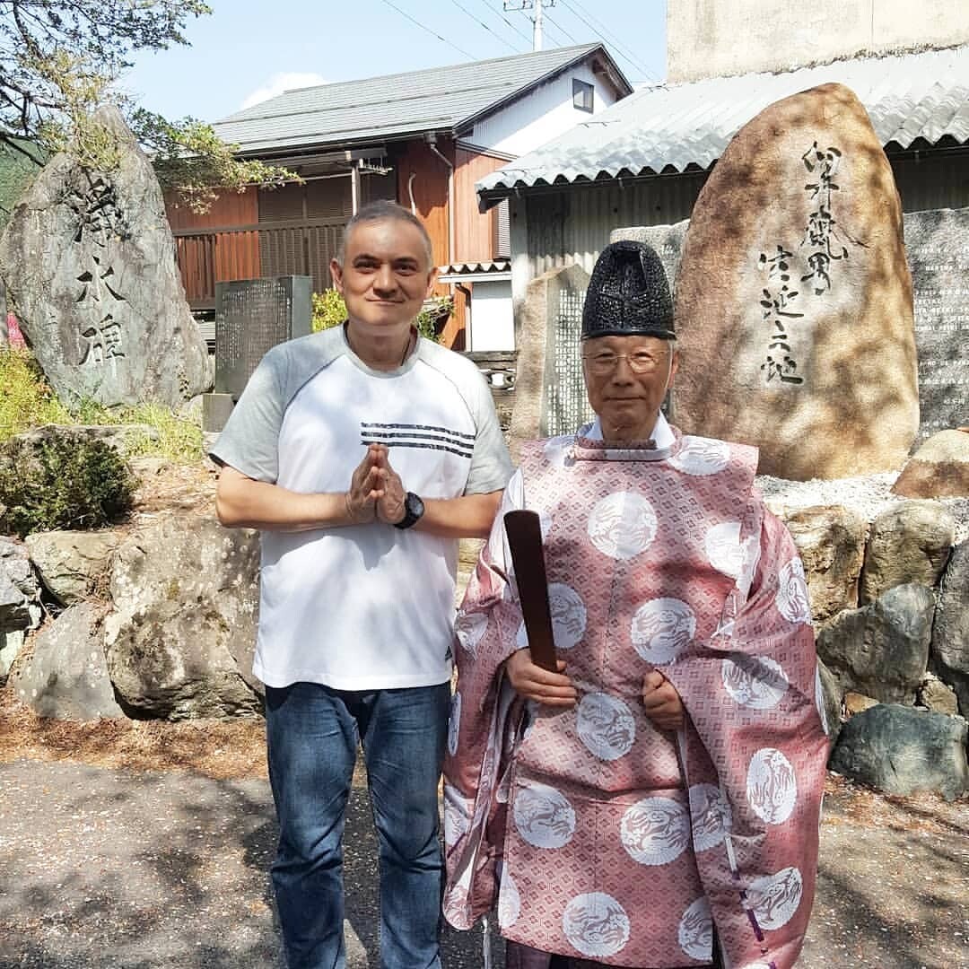 Una visita que no podía faltar en el peregrinaje por sitios sagrados y especiales asociados al Usui Reiki Ho, fue la visita a la aldea de Taniai, en la prefectura de Gifu, la ciudad natal del sensei Mikao Usui fundador del sistema que promueve la salud y felicidad, Usui Reiki Ho.️La semana pasada el aniversario 155 de su nacimiento se celebro allí, una ceremonia muy especial. Desde el templo sintoísta que acogió a Mikao Usui durante su infancia, realizamos una meditación muy especial, un ritual sintoísta de purificación y agradecimiento a los dioses protectores del lugar, Reiki, sensei Mikao Usui y su obra.También realizamos la visita al monumento que en su nombre y con el aporte de personas e instituciones de todas partes del mundo, se erigió en el lugar en agradecimiento por su obra y legado, al sensei Mikao Usui.Fue una visita muy íntima y de mucha conexión con el lugar y la energía de la creación. Una hermosa experiencia que siempre llevaré conmigo.Luego de la visita pudimos deleitar el té del lugar, en una sala que queda al lado del santuario y desde allí, poder visualizar la alegría de los niños al salir de la escuela básica que está situada frente al mismo.Gracias, Gracias, Gracias, a Dios, la conciencia Universal, Reiki(霊気) Mikao Usui, Rika Saruhashi por acompañarnos y Taniai por recibirnos y compartir con nosotros su extraordinaria belleza, sencillez y energía, y a ustedes por acompañarme en este viaje de despertar y evolución.Casa Gendai Reiki Ho, una caricia para el alma, ampliando el círculo de luz, promoviendo una vida de salud y felicidad.Gracias, gracias, gracias, Námaste, @dinopierini🌍Página WEB: www.gReiki.com#espiritualidad #amor #felicidad #abundancia #meditacion #vida #paz #love #luz #gratitud #crecimientopersonal #consciencia #alma #bienestar #inspiracion #louisehay #despertarespiritual #reiki #reikiusui #gendaireiki #reikivenezuela #reikizulia #reikimaracaibo