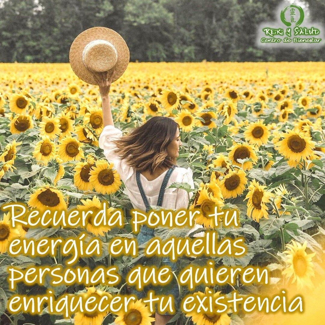 Recuerda poner tu energía en aquellas personas que quieren enriquecer tu existencia Todos los organismos, desde las bacterias hasta los humanos, incluidos los humanos, respondemos a ondas de energía invisibles que leen buenas y malas vibraciones. Así es como un organismo primitivo sabe cómo mantenerse con vida. Se mueve hacia cualquier cosa que le dé buena vibra y se aleja de cualquier cosa que le dé mala vibra. Así es como los organismos mantienen su energía. Es interesante, porque la mayoría hemos sido programados, desde niños, para no seguir nuestra intuición natural, sino escuchar lo que dicen los demás y ese es el primer gran error.Las palabras se pueden inventar. Eso significa que, si bien las palabras que provienen de ese individuo son maravillosas y se sienten bien, su intención puede no apoyarlo, y solo interactuando con esa persona, se puede sentir su vibración y verificar esta alineada o no con lo que dice. Esa es la relevancia, del idioma principal en el planeta, que es la vibración.Permitir sentir y confiar en la vibración de todo lo que te rodea, puede mejorar tu vida y protegerte de cualquier problema que hubiera causado la interferencia destructiva.Lo que está sucediendo en tu cuerpo, no solo está asociado con lo que está pasando en él, sino también en el entorno donde vives. ¿Por qué?, porque la energía de lo que te rodea está impactando tu energía y, en algunos casos, puede mejorar tu vida, tu vitalidad, tu salud, o esa energía puede perjudicarla.El primer punto de control de la salud siempre en tu cuerpo físico, pero no es suficiente y a veces el menos importante. Debes reflexionar sobre tu medio ambiente, el entorno donde vives, el entorno donde trabajas, con quien te relacionas, quienes te drenan tu energía vital y quienes te ayudan a regenerarla. La auto observación, es sumamente importante, mientras vas afinando tu sensibilidad Tu salud, depende principalmente de una persona TU. Feliz viaje de autodescubrimiento. Gracias, gracias, gracias, Námaste, @dinopieriniPágina WEB: www.gReiki.com#gratitud #consciencia #bienestar #inspiracion #reiki #reikimaracaibo #reikivenezuela #reikizulia #totalcoherencia