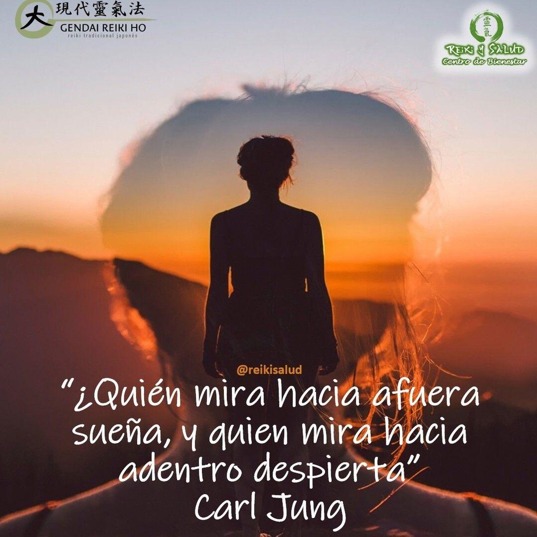 “Quien mira hacia afuera sueña, y quien mira hacia adentro despierta”, Carl Jung Qué importante es tu mirada a la hora de ver la vida. Tu mirada aporta los condicionantes a aquello que ves, los colores, los sabores, los aromas, la belleza y también las tribulaciones, todo lo que ves parte de cómo lo ves. Solo si estás atento a eso que se esconde en tu interior podrás modificar tu mirada y si lo consigues habrás podido cambiar la percepción de tu vida y entonces tu vida habrá cambiado. La fórmula sería: cambia la manera en que ves la vida y tu vida habrá cambiado. Pero para hacerlo has de comenzar a dirigir tu mirada al centro donde se genera esa visión y no es más que tu interior, ese que de tan profundo te hace llegar a la esencia auténtica que siempre estuvo ahí y que es inamovible, la que te conecta con el vacío. Cuando alcanzas ese vacío tu mirada se llena automáticamente de la energía amorosa que eres en esencia, de la luz más básica con la que se iluminará tu senda.Ves las cosas como tú eres, desde los filtros que a lo largo de los años has ido disponiendo como prismas de cristal frente a tus ojos, algunos son transparentes, otros opacos, unos amplían lo que eres, otros menguan tu manera de mostrarte hacia la vida. Esas frases que de pequeño escuchabas sin cesar hicieron mella en ti y te llenaron de creencias, algunas potenciadoras, algunas otras, las que pesan, las que molestan, limitantes.Allá fuera, la luz no existe si tú no la desprendes. Tú mismo eres quien ilumina el camino por el que peregrinas y la estela que dejas al pasar. La llama siempre se enciende desde el interior, no te confundas.Lo de fuera es un sueño pasajero, lo que tienes ahí dentro te va a permitir despertar para siempre. Feliz viaje de auto descubrimientoCasa Reiki y Salud, una caricia para el alma, ampliando el circulo de luz, promoviendo una vida de salud y felicidad.Gracias, gracias, gracias, Námaste, @dinopieriniPágina WEB: www.gReiki.com#amor #felicidad #abundancia #meditacion #vida #paz #frases #love #luz #gratitud #consciencia #bienestar #inspiracion #reiki #reikimaracaibo #reikivenezuela #reikizulia #totalcoherencia