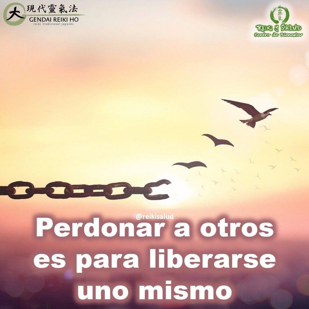 Perdonar a otros es para liberarse uno mismo. El perdón no es algo que hacemos por los demás, sino por nosotros mismos para liberarnos de las cargas. Perdonar es una parte, casi inevitable, de todas las relaciones que mantenemos. Hay personas que no perdonan porque piensan que de este modo no liberan de culpa a la otra persona, pero la realidad es que la persona que más sufre es aquella que no sabe perdonar. No hacerlo implica que el dolor se quede en su interior, convirtiéndose en una especie de puñal afilado y descontrolado capaz de causar un daño enorme de manera impredecible.Dijo -Martin Luther King-,"El que es incapaz de perdonar es incapaz de amar".Así que a limpiar la casa, permitamos que la luz y el amor, vuelvan, perdonemos, soltemos todo aquello de lo que somos presos.¿Y tu que esperas para terminar de soltar?Una bella reflexión que hoy comparto con ustedes.Con toda la certeza que, si lo CREES, lo CREAS, compartimos desde Casa Reiki y Salud, un abrazo de luz, con la confianza de que Dios está con nosotros y somos uno con la conciencia universal, y recuerda: ¡a sonreír, agradecer y abrazar tu vida!Gracias, gracias, gracias, que la luz de Reiki, nos acompañe siempre, Namaste.🌍Página WEB: www.gReiki.com.#espiritualidad #amor #felicidad #abundancia #meditacion #vida #paz #love #luz #gratitud #crecimientopersonal #consciencia #alma #bienestar #inspiracion #louisehay #despertarespiritual #reiki #reikiusui #reikivenezuela #reikimaracaibo #reikizulia