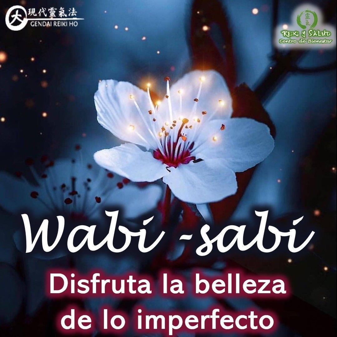 Wabi-sabi, disfruta la belleza de lo imperfecto.El Wabi Sabi es un concepto de la filosofía budista Zen, basada en la contemplación de la naturaleza y la aceptación de su continuo ciclo de nacimiento, crecimiento, decadencia y muerte. En la naturaleza, todo es perfecto y es así por una razón.Es aceptar que la belleza está íntimamente entrelazada con la imperfección y la impermanencia de las cosas y en aceptar pacífica y serenamente; el ciclo natural de las cosas y la vida.El Wabi Sabi japonés extrae directamente de la naturaleza sus tres ideas básicas:Nada es perfecto.Nada es permanente.Nada está completo.WABI se deriva de la raíz wa, que se refiere a la armonía, la paz, la tranquilidad y el equilibrio. El espiritu Zen se personifica en una persona Wabi, es decir, que se conforma con muy poco, está libre de codicia, de indolencia, de ira, y comprende la sabiduría de la naturaleza.SABI, por su parte significa «la flor de tiempo». Implica la progresión natural del tiempo, la decadencia, la degradación, el brillo apagado de lo que una vez fue esplendoroso. Significa entender que la belleza es efímera.Así que por una parte tenemos wabi, que significa armonía y equilibrio, y por otra, sabi, que es lo decadente, lo degradado, oxidado, y juntos hacen referencia a la belleza de lo imperfecto, de lo que pudiéramos considerar defectuoso o lo inacabado.Si bien es cierto muchos lo asocian con la estética, es una filosofía de vida, que los invitamos a explorar, de forma de vivir siempre en armonía, paz, tranquilidad y en equilibrio; independientemente de cómo veamos las cosas o se nos presenten en nuestro camino, honrando siempre los cinco (5) principios de Reiki Ho, disfrutando la belleza en todo con lo que nos conectamos.Un reflexión que te invitamos a realizar. Y tu como te sientes con la filosofía del Wabi Sabi.Con toda la certeza que, si lo CREES, lo CREAS, compartimos desde Casa Reiki y Salud, un abrazo de luz, Gracias, gracias, gracias, que la luz de Reiki, nos acompañe siempre, Namaste, @dinopierini🌍Página WEB: www.gReiki.com#amor #felicidad #abundancia #meditacion #vida #gratitud #bienestar #reiki #reikiusui