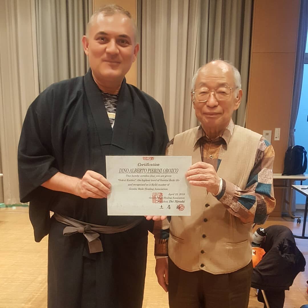 🌝Hoy comparto con ustedes, con mucha alegría y emoción, la hermosa experiencia de haber sido alumno del sensei Doi Hiroshi (土居 裕), durante el seminario y maestría “Gokui Kaiden” en la Gendai Reiki Healing Association en la ciudad de Ashiya en Japón el año pasado.Honrado de haber participado en esta experiencia con estudiantes y amantes de Reiki Ryoho de Japón, México, Argentina, China, Taiwan, España y Venezuela.Agradezco con todo mi corazón a Dios, la conciencia Universal, a mamá y papá por darme la vida, y a todas las personas que me apoyaron a realizar este sueño, en especial mi esposa Magda Mora, mis hijos y familia, a la familia Gendai Reiki Ho Venezuela por acompañarme en cada a paso de este hermoso viaje, a Ryoko Julia de la Gendai Reiki Network, a Fumi Koji de la Gendai Reiki Healing Association, a Iorch Quetzal de la Gendai Reiki México por invitarme a formar parte de la gran familia de México; la gran familia Gendai Reiki Healing Association en Ashiya por recibirnos y por su hospitalidad; Rika Saruhashi por su amor durante las traducciones; y a nuestro sensei Doi Hiroshi por compartir con nosotros su sabiduría y enseñanzas, y mostrarnos el hermoso camino del practicante de Reiki Ho.Mucho que compartir con todos aquellos que también, están comprometidos en promover un ambiente de felicidad, salud, bienestar, armonía, abundancia, paz y luz.Gracias, Gracias, Gracias, a Dios, la conciencia Universal, Japón por recibirnos y compartir con nosotros su extraordinaria belleza y energía, a Doi Hiroshi, la familia Gendai Gendai Reiki Healing Association y a ustedes por acompañarme en este viaje de despertar y evolución. Gassho @dinopierini.#gendaireiki #venezuela #latinoamerica #reiki #reikivenezuela #reikisalud #dinopierini #kioto #doihiroshi #hiroshidoi #mikaousui #japon #gokukaiden #Ashiya @magdamoram @fumi.koji @rikasaruhashi #gendaireikihealing #reikimaracaibo #reikizulia #totalcoherencia