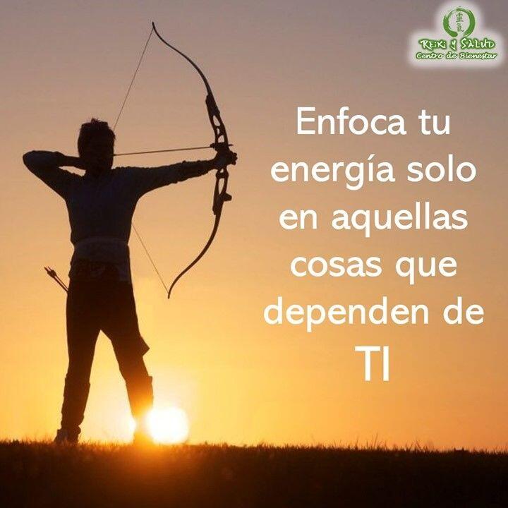 ️ Enfoca tu energía en aquellas cosas que dependen de ti, sobre las que tu puedes crear o transformar. Una de las lecciones más importantes es enfocar nuestra energía y esfuerzo en aquello que depende de nosotros; preocuparse de cosas que no están bajo nuestro control solo genera ansiedad y frustración. Enfoca tu energía entonces en aquellas cosas de las que te puedes OCUPAR, que dependan de ti, sobre las que tú puedes actuar. Deja de prestar tu atención, intensión y energía a las cosas de las que quieres alejarte, que no te hacen bien. Ahora después de actuar de forma correcta, confía en el futuro, sin apego al resultado, porque no puedes controlar todas las variables, pero acepta que siempre lo que pasa es lo mejor que te puede pasar. Para ello comparto una metáfora del arquero propuesta por Cicerón: Si un arquero quiere alcanzar un objetivo con su flecha, tiene muchos elementos bajo su control; controla por ejemplo cuantas horas practica su técnica, qué arco utiliza y, llegado el momento, cuánto tensa la cuerda y en qué dirección apunta su flecha, sin embargo, una vez la flecha deja su arco, no hay nada más que pueda hacer.Evidentemente, una ráfaga de viento o cualquier movimiento del objetivo, alterará el resultado, pero no es algo que deba preocupar al arquero, porque son elementos fuera de su control.️Una reflexión final:️ ¿A que cosas en tu vida prestas demasiada atención sobre las que no puedes actuar?️ ¿A que cosas que ya no quieres en tu vida o de las que te quieres alejar, prestas demasiada atención?Acuérdate donde enfocas tu atención o intensión enfocas tu energía vital.️ Feliz viaje de auto descubrimiento y despertarCasa Reiki y Salud, una caricia para el alma, ampliando el circulo de luz, promoviendo una vida de salud y felicidad.Gracias, gracias, gracias, Námaste, @dinopierini️ Comparte esta publicación con quien te vino a la mente cuando la leíste., te lo agradecerán, Gracias, gracias gracias🌐 Página WEB: www.gReiki.com#amor #felicidad #abundancia #meditacion #vida #gratitud #bienestar #despertar #reikimaracaibo #reikizulia #reikivenezuela #reikisalud #totalcoherencia #reikisalud #smile