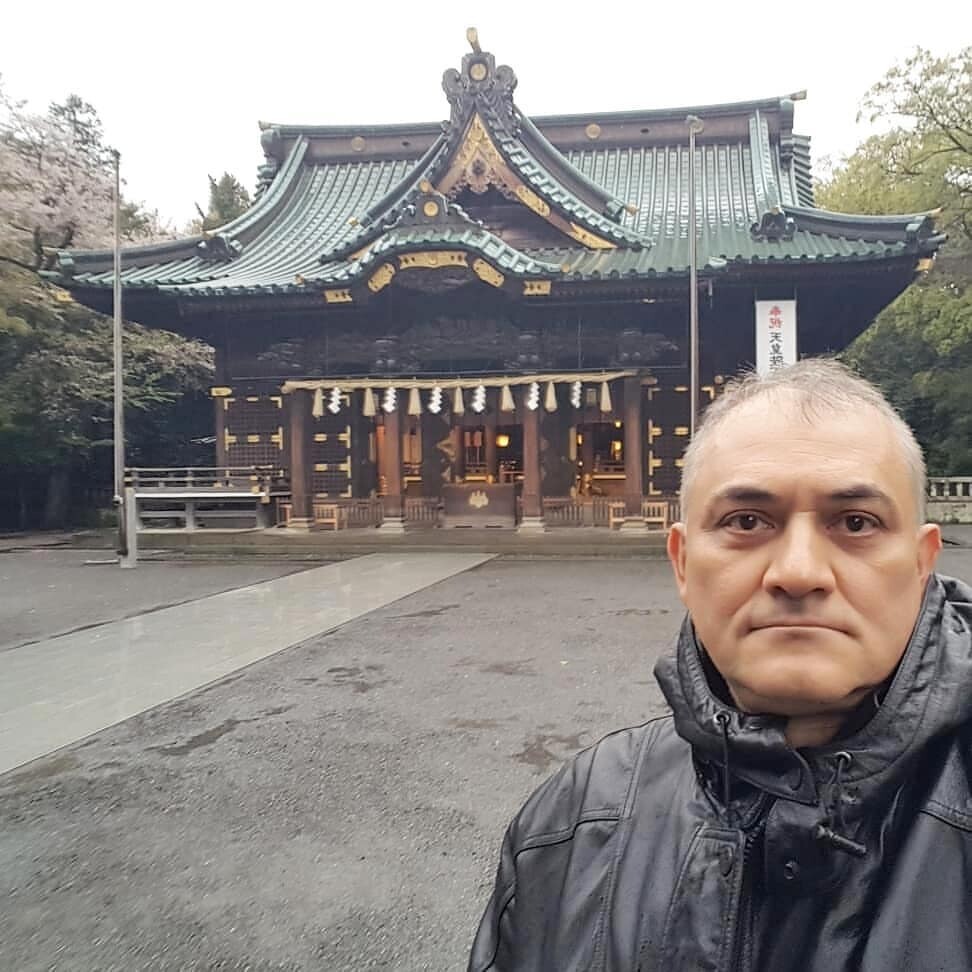 Luego de tres días viajando desde Venezuela a Japón, en tránsito por el aeropuerto de Narita, cerca de Tokio, viajando en dirección al monte Fuji, la primera ciudad que visite el año pasado, fue la ciudad de Mishima, situada al pie del monte Fuji. La ciudad es famosa por sus manantiales y el santuario sintoísta de Mishima Taisha. El santuario Mishima Taisha es un santuario Shinto y uno de los más prestigiosos de Japón.Se dice que los devotos que oren en este santuario recibirán una enorme y rica cosecha y el éxito empresarial. El santuario también es recomendado para aquellos que deseen un buen comienzo o quieren cumplir un deseo anhelado desde hace mucho tiempo.Un hermoso y mágico lugar para iniciar este viaje, comenzar las meditaciones, agradecer por la travesía y las bendiciones recibidas.Enfoquemos la energía de creación independientemente de donde nos encontremos, agradeciendo a Dios por todas las bendiciones, de manera de abrirnos a recibir una rica cosecha y materializar el éxito este 2020.Gracias, Gracias, Gracias, por acompañarme en este viaje de despertar y evoluciòn. Gassho @dinopierini#gendaireiki #reiki #reikivenezuela #casagendaireiki #dinopierini #mishima #santuariomishima #japon #reikisalud #totalcoherencia #cunareiki #reikimaracaibo