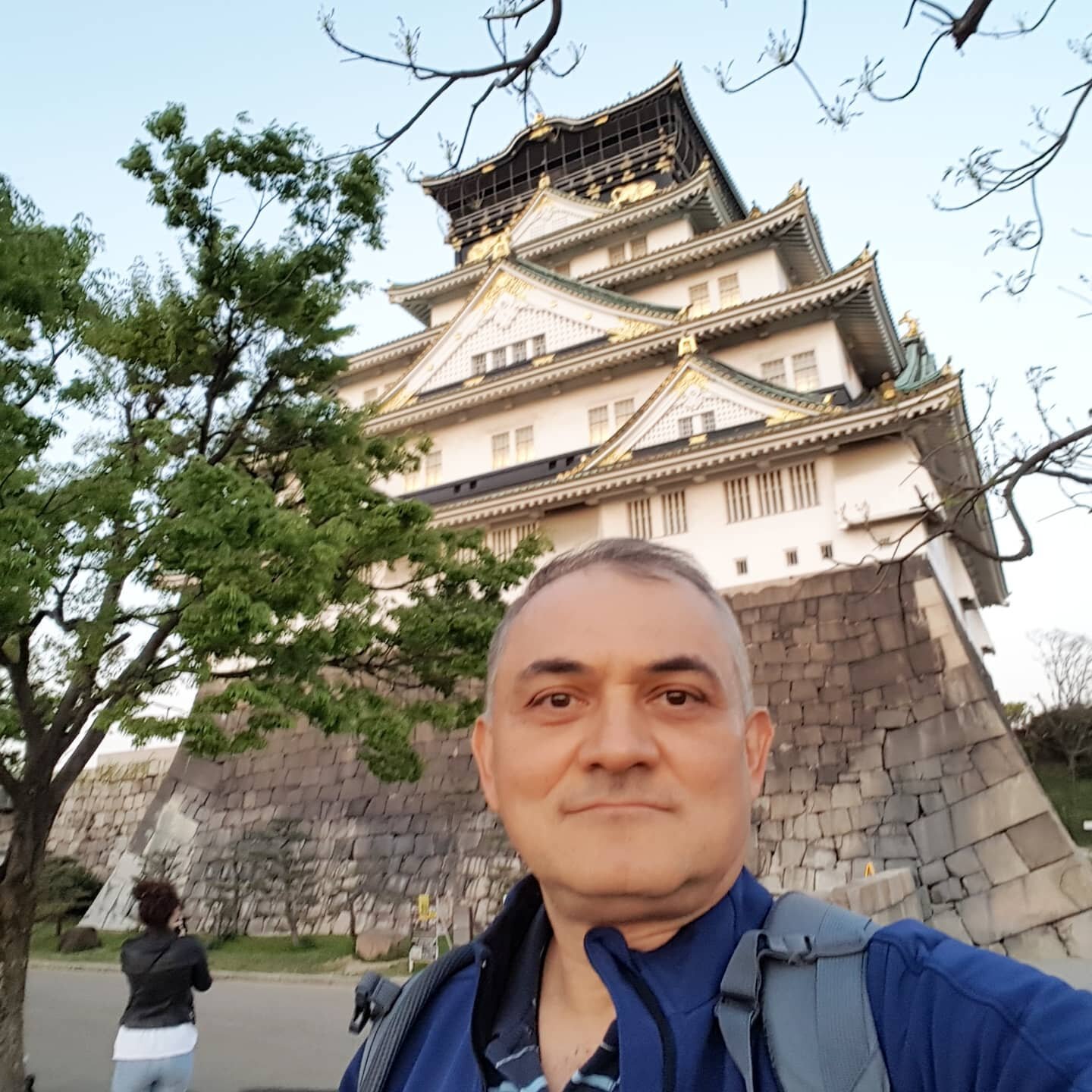 Hoy comparto las fotos de la visita que realice el año pasado al Castillo de Osaka (大坂城・大阪城'Ōsaka-jō'?). Luego de haber asistido a la maestría de Reiki Ryoho con Hiroshi Doi, y participar en el Koryo-kai, por alguna razón dejé de publicar fotos de los sitios que seguí visitando durante mi viaje en Japón. Hoy puedo entender, que mi mente, emoción y espíritu estaban enfocados en mi interior, en lo que había vivido, y deje de compartir con ustedes. Hoy me disculpo con todos ustedes y cada semana terminare de compartir el resto del viaje. El castillo de Osaka u Osaka-jō (大阪城) es un importante castillo situado en la ciudad de Osaka, que tuvo un papel fundamental durante el proceso de unificación de Japón en el siglo XVI y que resulta una visita obligatoria si van a esta hermosa ciudad japonesa. Asimismo, es uno de los tres castillos japoneses más importantes de los construidos en alto frente a una llanura. El castillo de Osaka, situado en el Parque del castillo (Osaka-jo Kōen), comenzó a construirse en 1583 de la mano de Toyotomi Hideyoshi, quien quería que se convirtiera en el centro del Japón unificado siendo el mayor castillo de la época.La torre principal del castillo, con sus ocho pisos interiores y cinco pisos exteriores, milagrosamente, esquivó todos los bombardeos y aguantó en pie durante la segunda guerra mundial.Además de la torre principal, el castillo tiene varias murallas, fosos, puertas y pequeñas torres de defensa. Tuve la fortuna de visitar Osaka en abril, y la experiencia de pasear por los jardines Nishinomaru, con sus 600 cerezos fue espectacular.Gracias, Gracias, Gracias, a Dios, la conciencia Universal, Japón por recibirnos y compartir con nosotros su extraordinaria belleza y energía, a Doi Hiroshi, la familia Gendai Gendai Reiki Healing Association y a ustedes por acompañarme en este viaje de despertar y evolución. Gassho @dinopierini.#reikivenezuela #dinopierini #osaka #japon #reikisalud #totalcoherencia #reikimaracaibo