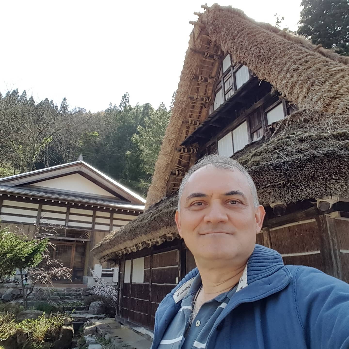 El agradecimiento es la única moneda que aceptan nuestros creadores. Hoy agradezco a Dios, la conciencia universal, por haberme permitido realizar el año pasado el especial viaje a Japón y reencontrarme con su belleza y cultura.De tantos recuerdos hermosos, hoy quiero compartir un #TBT de la visita a Gero Onsen Gassho Village (Prefectura de GIFU), llamada también la Villa Gassho (Gasho Village). Gassho es una palabra Japonesa que se traduce como “dos manos que se juntan”, algo así como poner las manos en posición de oración. Gassho simboliza la Ley Natural de la existencia, la mano izquierda y la derecha se unen como si fueran una sola, un recordatorio de que todos los opuestos de la vida, no son más que una parte de la misma Fuente Original.Por supuesto se la llama Villa Gassho porque sus casas asemejan al gesto o mudra de la oración, que sirve para mantener la intención de gratitud, respeto, enfoque y balance.La Villa, compuesta por diez casas con tejado de paja, transportadas aquí desde otros lugares como Shirakawa-go, este asentamiento recrea ese mismo ambiente único y ofrece a los visitantes un vistazo al estilo de vida tradicional de una época diferente."El eterno Japón: naturalmente, una aventura" La prefectura de Gifu no solo es el hogar de un rico patrimonio natural, como los arroyos claros y los Alpes del Norte; sino que sus tradiciones, cultura y artesanía, transmitidas a través de muchas generaciones, son una herencia preciosa que sus habitantes mantienen viva hoy en día.Contando con la residencia Ōdo, (Importante Patrimonio Cultural), hay un total de 10 casas gassho-zukuri con tejado de paja que se transportaron aquí para recrear la atmósfera de un asentamiento popular tradicional.Gracias, gracias, gracias a Gifu y su historia, un lugar que evoca el verdadero espíritu de Japón.Gracias, Gracias, Gracias, a Dios, la conciencia Universal y a ustedes por acompañarme en este viaje de despertar y evolución, Gassho @dinopierini#reiki #japon