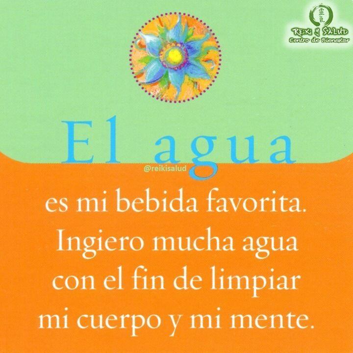 El agua es mi bebida favorita. Ingiero mucha agua con el fin de limpiar mi cuerpo y mi mente.Recuerda, el cuerpo humano está compuesto en un 60 por ciento de agua, el cerebro se compone en un 70 por ciento de agua, la sangre en un 80 por ciento y los pulmones se componen en un 90 por ciento de agua. Las propiedades del agua son muy importantes para la vida. Las células de nuestros cuerpos están llenas de agua.La distribución del agua tampoco es homogénea entre los diferentes órganos y tejidos que componen el cuerpo humano. Aunque los datos siempre son variables, se podrían establecer los siguientes porcentajes de agua en el cuerpo humano por cada órgano:️Entre el 80% y el 90% de la sangre es agua.️La piel contiene entre un 70% y 75% de este líquido.️El corazón, el hígado y los riñones, entre el 70% y el 80%.️Los pulmones, alrededor del 85%.️Los huesos contienen un 22% de agua.️Los músculos, entre un 70% y 75%.️El cerebro está formado por agua en un 75-85%.️El tejido graso presenta un 10%.️Los ojos están compuestos de agua en una proporción de 90-95%.Beneficios de beber agua para el organismoAhora que ya sabemos en qué medida está presente en el ser humano y el consumo de agua recomendado, es importante recordar cuáles son los beneficios de beber agua. Este elemento tiene un papel esencial para la vida humana. Aquí te presentamos algunas de las funciones más importantes del agua en nuestro organismo:️Metaboliza los nutrientes de los alimentos.️Ayuda a que esos nutrientes entren en las células.️Lubrica el aparato digestivo.️Genera saliva.️Mejora la función de los riñones.️Elimina las toxinas.️Favorece el tránsito intestinal.️Amortigua las articulaciones.️Ayuda al gasto calórico.️Tiene una función termorreguladora mediante la sudoración y la respiraciónEnviemos luz reiki al planeta. Gracias, gracias, gracias, por ser una sociedad que cuida y ama su medio ambiente, Námaste🌍Página WEB: www.gReiki.com#espiritualidad #amor #felicidad #abundancia #meditacion #vida #paz #frases #love #luz #gratitud #consciencia #bienestar #inspiracion #despertar #reiki #reikusui #espiritual #diadelosbosques #bosques