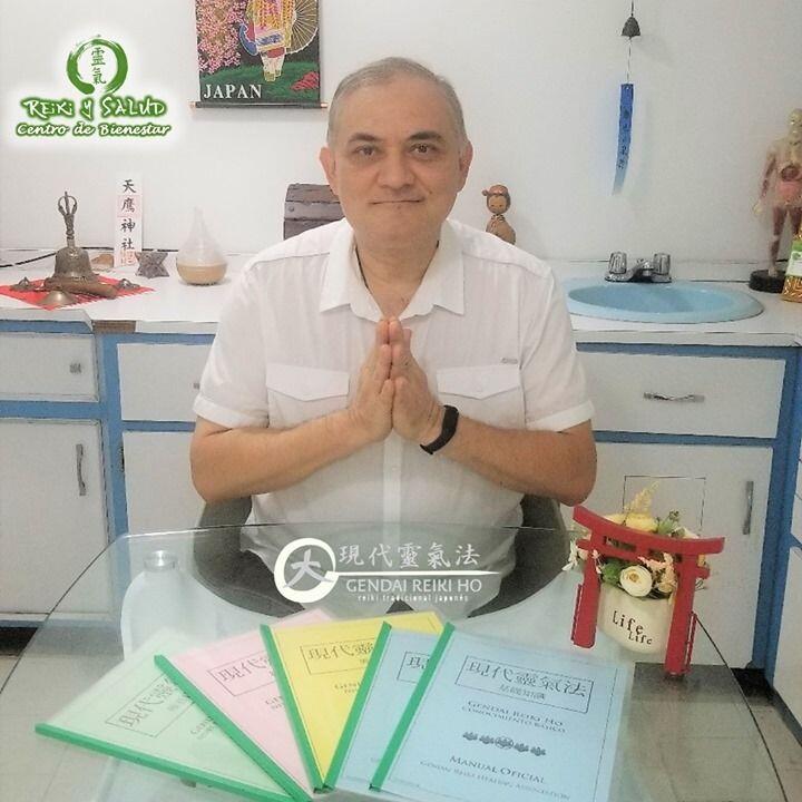 Con mucha alegría comparto la noticia que Casa Reiki y Salud (Dino Pierini), ahora es parte de la Red Global de Distribuidores, de los manuales oficiales de la Gendai Reiki Healing Association de Japón. (https://www.greiki.net/authorized-distributors). Gracias a un acuerdo con la Gendai Reiki Network (GRN) y con Hiroshi Doi (Gendai Reiki Healing Association), propietario intelectual y autor de los manuales, honrando nuestro compromiso y respaldo internacional, podremos imprimir y distribuir en Venezuela, los manuales oficiales actualizados de Gendai Reiki Ho en español.Nuestro compromiso incluye el proveer de los manuales, a todo Shihan/Maestro en Venezuela, que desee enseñar Gendai Reiki Ho, con el respaldo de Japón. Pronto estará publicado en nuestro sitio web (www.gReiki.com) las condiciones, proceso de compra y envió.Es objetivo de la Gendai Reiki Healing Association, el promover que todos los maestros en cualquier parte del mundo compartan la misma esencia e información escrita, utilizando el manual oficial que está siendo traducido a todos los idiomas; de manera de transmitir las mismas enseñanzas, establecidas en por la Gendai Reiki Healing Association.Agradezco a la Gendai Reiki Healing Association en Japón por la confianza en nosotros y Venezuela; y a ustedes por seguir ampliando el circulo de luz.Gracias, gracias, gracias por permitirme acompañarlos en este viaje de evolución, Namaste, @DinoPieriniContáctame al privado o al +58414 6048813, si tienes alguna inquietud, deseas aprender Reiki o para agendar una terapia en nuestro centro Casa Reiki y Salud en Maracaibo o vía remota utilizando la plataforma Zoom.Casa Reiki y Salud, una caricia para el alma, ampliando el circulo de luz, promoviendo una vida de salud y felicidad.🌐 Página WEB: www.gReiki.com#felicidad #abundancia #meditacion #gratitud #reikimaracaibo #reikizulia #reikivenezuela #saludybienestar #reikisalud #reiki #principiosreiki #mikaousui #totalcoherencia #gendaireikinetwork #hiroshidoi