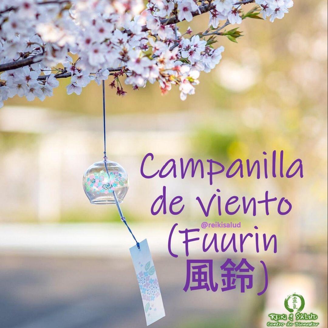 Fuurin ( 風鈴 （ふうりん）?) traducido literalmente como"campanilla de viento" o"campanilla que evoca el viento", es un elemento decorativo de origen tradicionalmente japonés que se empieza a colocar en las casas, generalmente en las ventanas o puertas, al principio del verano. Gozan de gran popularidad en la cultura japonesa, siendo ya casi un rito.Tienen un sonido muy delicado, relajante y, literalmente, traen paz al lugar donde se colocan.Se cuelgan en las ventanas o puertas de las casas y los templos, haciendo que, con la brisa, produzcan ese sonido tan característico y, según la tradición, sirven para ahuyentar a los malos espíritus, llamar a la paz ya la tranquilidad y realmente lo hacen. Nosotros en Casa Reiki y Salud, tenemos dos y su sonido es realmente hermoso y delicado.¿y tú que piensas de las campanillas de aire?️Feliz viaje de autodescubrimiento y despertarCasa Reiki y Salud, una caricia para el alma, ampliando el circulo de luz, promoviendo una vida de felicidad y bienestar.Gracias, gracias, gracias, Námaste, @dinopieriniSi te gusta la publicación Compártela, Etiqueta a Otros, Gracias, gracias gracias🌐Página WEB: www.gReiki.com#espiritualidad #amor #felicidad #abundancia #meditacion #vida #paz #frases #love #luz #gratitud #crecimientopersonal #consciencia #alma #bienestar #inspiracion #despertar #despertarespiritual #reikimaracaibo #reikivenezuela #reikizulia