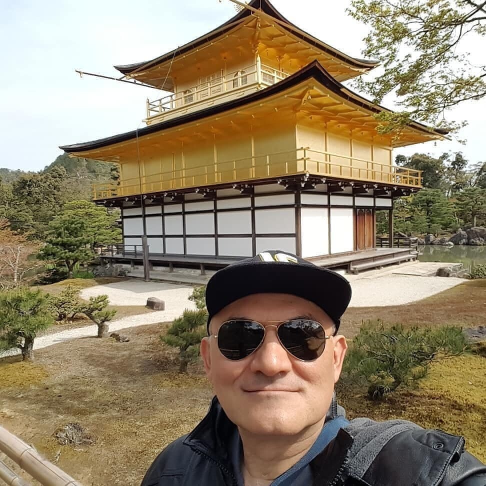 Comparto con ustedes otra visita especial que realice cuando visite Kioto, Japón hace dos años. El templo de Kinkaku-ji (金閣寺, Templo del Pabellón de Oro) es el nombre informal del Rokuon-ji (鹿苑寺, Templo del jardín de los ciervos) en Kioto, Japón.Es un templo zen situado al norte de Kioto que tiene la particularidad de tener las paredes exteriores de las dos plantas superiores del pabellón, recubiertas con hojas de oro puro (También conocido como Pan de oro). El templo es tan absolutamente espectacular que no nos sorprende nada que fuera designado como Patrimonio de la Humanidad por la Unesco en 1994 y como Monumento histórico de la antigua Kioto.Fue construido en 1397 como villa de descanso del shogun Ashikaga Yoshimitsu y se convirtió en un templo zen en 1408 (después de la muerte del shogun). El templo funciona desde entonces como shariden, es decir, como recinto donde se guardan las reliquias de Buda.El Pabellón Dorado posee un magnífico jardín japonés inmediatamente adyacente. Cuando uno entra en el recinto del templo, se encuentra con el estanque llamado Espejo de agua (Kyoko-chi). El estanque está repleto de islas, piedras y pinos de estilo japonés que representan capítulos del budismo japonés, y al fondo el único edificio visible: el impresionante templo de oro cuyos tonos dorados se reflejan preciosamente sobre las aguas del estanque.Definitivamente otro de los espectaculares templos a visitar durante mi estadía en Kioto.Gracias, Gracias, Gracias, a Dios, la conciencia Universal, Kinkaku-ji por recibirnos y compartir con nosotros su extraordinaria belleza y energía, y a ustedes por acompañarme en este viaje de despertar y evolución, Gassho @dinopierini#reiki #casagendaireiki #Kinkaku-ji #dinopierini #kioto #FushimiInariTaisha #mikaousui #japon #reikivenezuela #reikimaracaibo #reikizulia #reikisalud #tbt #visitjapanjp @visitjapanjp