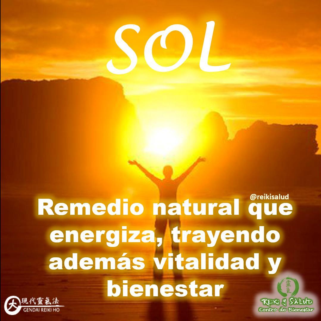 ️Sol, remedio natural que energiza, trayendo además alegría y bienestar.La Luz solar es un remedio natural potente, es el alimento de nuestro cuerpo y ser y además es gratuita.🔆Estudios científicos demuestran los efectos positivos de la luz y demuestran cómo la cantidad de luz a la cual el hombre se expone diariamente influye mucho en su vitalidad y su estado de salud.Es muy importante exponerse a la luz en horarios adecuados. La hora ideal es cuando no haya rayos ultravioletas, por ejemplo, a la salida del sol (hasta una hora después) y a la hora de la puesta del sol (una hora antes de bajar). Fuera de estos horarios hay que tener cuidado con la exposición directa de la luz del sol – y sobre todo con los rayos ultravioletas – en nuestra piel.🌞Necesitamos el sol para crear, es nuestra fuente de energía y nuestra fuente de inspiración. Sin luz, no hay vida, es el origen de todo. Nosotros mismos somos un pequeño puntito de luz, y con ello tenemos dentro de nosotros la fuerza inmensa y las posibilidades infinitas del universo entero.Yo particularmente busco tomarme unos minutos haciendo respiración luminosa, cuando el sol está saliendo, y dejo que mi energía se fusione con la que recibo del sol, en sinfonía con la energía del universo. En este momento visualizo mi día, lleno de luz, armonía, salud y prosperidad.Cuéntanos de tus experiencias en contacto con la energía del sol, ¿Qué te gusta hacer?Aunque seamos luz y sombra, muestra tu luz a tus seres queridos y al mundo entero, y crea siempre un mundo mejor a tu alrededor.Con toda la certeza que, si lo CREES, lo CREAS, compartimos desde Casa Gendai Reiki Ho, un abrazo de luz, con la confianza de que Dios está con nosotros y somos uno con la conciencia universal, y recuerda: ¡a sonreír, agradecer y abrazar tu vida!Gracias, gracias, gracias, que la luz de Reiki, nos acompañe siempre, Gassho, @dinopierini🌐Página WEB: www.gReiki.com#espiritualidad #amor #felicidad #abundancia #meditacion #vida #paz #love #luz #gratitud #crecimientopersonal #consciencia #alma #bienestar #inspiracion #despertarespiritual #reiki #reikiusui #gendaireiki #reikivenezuela #reikizulia #reikimaracaibo