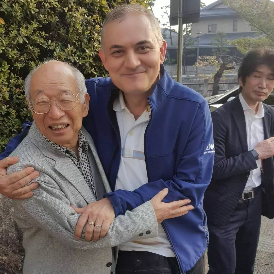 Con alegría comparto con ustedes un #TBT, de Abril de hace dos años cuando , cuando tuve la oportunidad de participar en el “International Koryukai Workshop”, o Encuentro Internacional de Practicantes de la Gendai Reiki Healing Association, liderado por Hiroshi Doi, realizado en Ashiya Japón, con la participación de practicantes y expositores de Japón, México, España, Argentina, China, Taiwan y Venezuela.️ Esta es una tradición desde los inicios de Reiki Ho, donde los practicantes de la Usui Reiki Ryoho Gakkai, se reúnen periódicamente, con el objetivo de expandir la vibración energética y consolidar el vínculo con la energía. Durante el encuentro se aclararon dudas y realizamos diferentes prácticas de meditación, autopurificación y sanación, a la vez que fortalecimos nuestra conexión con la fuente de Reiki, mejorando, así como canales de la luz de la más alta vibración y dimensión. Al final del encuentro internacional, un representante de cada país pudo compartir con los asistentes un resumen de los avances y planes. Yo tuve el honor de poder compartir un resumen de las actividades realizadas en Venezuela y los planes a futuro, en esta hermosa tierra de Maracaibo.️ Próximamente estaremos realizando un Koryu-kai de forma virtual con los miembros de la Gendai Reiki Ho en Venezuela. Pronto les informaremos.Casa Reiki y Salud, una caricia para el alma, ampliando el circulo de luz, promoviendo una vida de salud y felicidad.Un abrazo de luz, Gracias, gracias, gracias, gassho. @dinopierini#reiki #reikimaracaibo #reikivenezuela #sanación #salud #reikiusui #gendaireiki #gendaireikiho #usuireiki #usuireikiho #usuireikiryoho #reikigendai #louisehay #mikaousui, #talleresreiki #cursosreiki #cursoreiki #tallerreiki #saludmaracaibo #talleresenmaracaibo #capacitación #cursosenmaracaibo #KoryuKai #ReijuKai