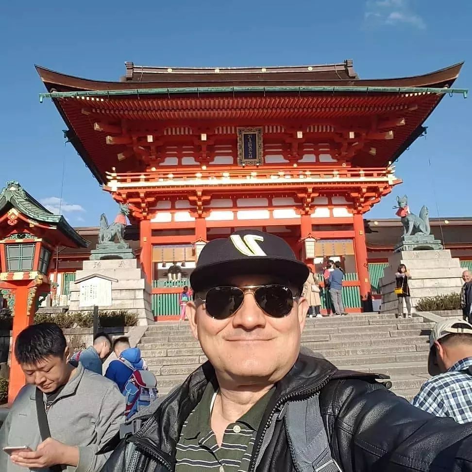 Comparto con ustedes otro de los templos que visite en el 2019 #TBT, el Fushimi Inari-taisha [(伏見稲荷大社?], el cual es el principal santuario sintoísta (jinja, 神社) dedicado al espíritu de Inari, y situado en Fushimi-ku, uno de los distritos de Kioto (Japón).El santuario se encuentra situado en la base de una montaña también conocida como"Inari", que incluye varios senderos para llegar a otros santuarios más pequeños. Este fascinante santuario, es uno de los más conocidos e importantes de Kioto y de todo Japón.Desde las épocas más antiguas de Japón, Inari era vista como patrona de los negocios (en tanto que cada Torii existente en el santuario ha sido donado por algún hombre de negocios japonés) aunque Inari en primer lugar fuera diosa del arroz. Los comerciantes y artesanos ofrecían culto a Inari a cambio de obtener riqueza en sus negocios, por lo que donaban numerosos torii que actualmente forman parte de la vista panorámica del templo. De este famoso templo se dice que posee más de 32.000 pequeños torii, llamados santuarios, de color rojos o naranjas, que serpentean trazando un camino por la base de la montaña Inari.Realizamos la caminata por el total de sus 4 kilómetros de toriis, hasta llegar a la parte más alta y que considero una experiencia inolvidable.️Además de por sus pórticos, Fushimi Inari Taisha es conocido por albergar una piedra de los deseos, Omokaru ishi. Cuentan que si una persona piensa en aquello que anhela mientras levanta la piedra y nota que esta no pesa mucho, sus plegarias serán escuchadas.Gracias, Gracias, Gracias, a Dios, la conciencia Universal, Inari por recibirnos y compartir con nosotros su extraordinaria belleza y energía, y a ustedes por acompañarme en este viaje de despertar y evolución. Gassho @dinopierini.#gendaireiki #venezuela #venezuelaprospera #venezuelaabundante #venezuelasana #luzparavenezuela #reiki #reikivenezuela #casagendaireiki #dinopierini #kioto #temploinari #FushimiInariTaisha #mikaousui #japon