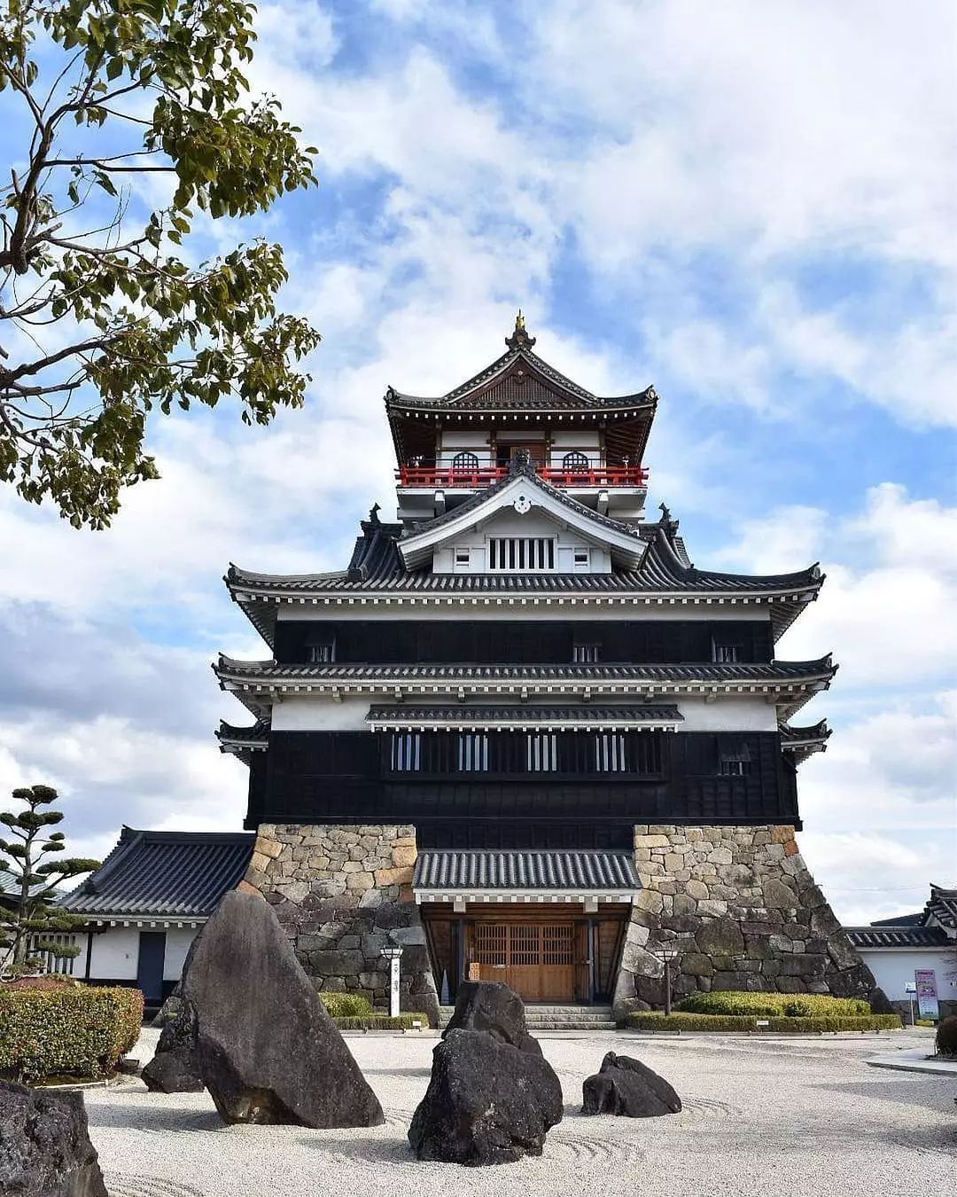 Castillo de Kiyosu - Castillo de Kiyosu en Japón.El castillo de Kiyosu en el distrito de Kasugai, prefectura de Aichi. ¿Sabes que en este lugar te puedes probar una armadura de guerra tradicional japonesa?Otro especial sitio a visitar en Japón.¿Cual es el sitio dr Japón que te gustaría visitar?Gracias gracias gracias, Gassho, @dinopierini#Kasugai-gun #CastillodeKiyosu #Castillojaponés#reikisalud#reikivenezuela#reikimaracaibo#reikizulia