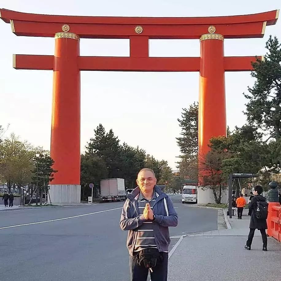 Hoy comparto con un ustedes, un #TBT, las fotos de mi llegada a Kyoto, hace dos años.Kyoto la capital espiritual de Japón. La ciudad de Kioto es la esencia de Japón, un lugar donde el cielo y la tierra se juntan rodeado de templos y santuarios.Dentro de la cultura japonesa se cree que estos lugares mágicos o sitios espirituales están conectados a una energía vital que purifica y relaja mente y cuerpo, ayudándonos a conectar con nuestra esencia, independientemente de la religión que profesen.Comparto con ustedes las fotos del Tori más grande en Kioto el cual visitamos hoy. Los torii (鳥居) son los arcos tradicionales o puertas simbólicas que indican la entrada a los santuarios o áreas sagradas, y son un ícono famoso de Japón.️Algo que le añade más magia es la época de primavera y disfrutar del hanami. Hanami (花見) significa literalmente ver u observar las flores y se usa especialmente para una de las grandes pasiones de los japoneses: disfrutar observando la floración de los cerezos.Gracias, Gracias, Gracias a Dios y la conciencia universal por permitirme visitar esta ciudad tan espiritual y mágica; y a ustedes por acompañarme en este viaje de despertar y evolución, gassho, @dinopierini🌐www.gReiki.com#gendaireiki #venezuela #venezuelaprospera #venezuelaabundante #venezuelasana #luzparavenezuela #reiki #reikivenezuela #casagendaireiki #dinopierini #mishima #reikisalud #reikivenezuela #reikimaracaibo #reikizulia