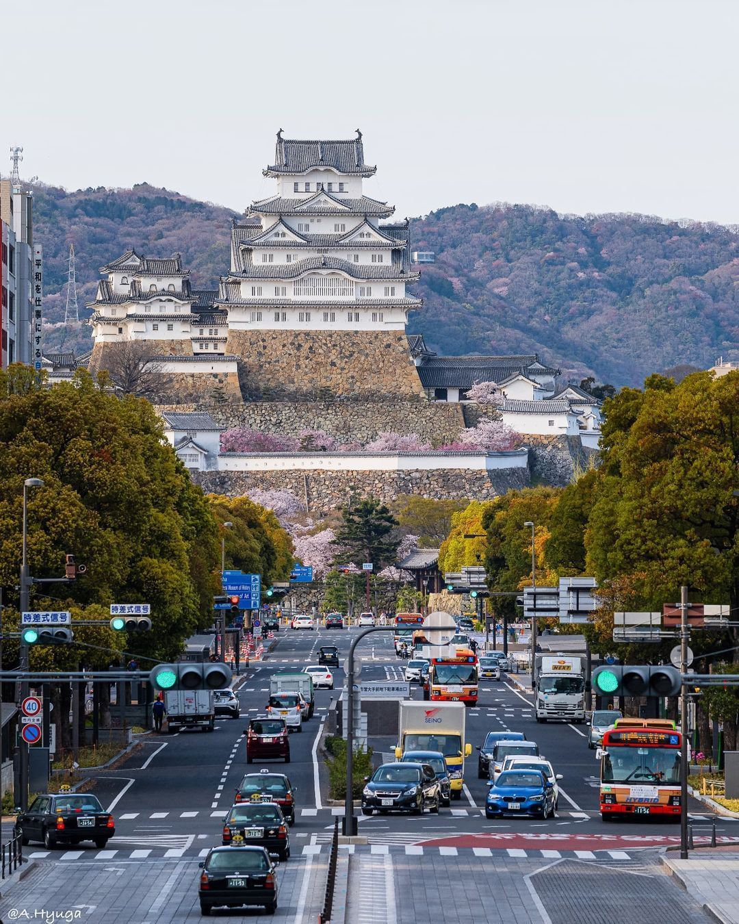 ¿Sabías que el castillo de Himeji es el castillo más grande y visitado de Japón y es el mejor conservado? El Castillo Himeji, conocido también como el «castillo de la garza blanca», se ha designado Tesoro Nacional de Japón y Patrimonio Mundial. Es uno de los 12 castillos originales que quedan en Japón, por lo que es indispensable para aquellos interesados en la historia del país. Fue registrado como Patrimonio de la Humanidad por la UNESCO en 1993 y 5 de sus edificios se consideran un tesoro nacional de Japón.Se puede subir hasta el último piso de la fortaleza. A medida que asciendes las plantas son más pequeñas y apena están amuebladas, exceptuando los carteles que explican las características arquitectónicas y defensivas más importantes del castillo.En el último piso hay un pequeño santuario y miradores desde los que los visitantes pueden ver la ciudad.¡Es tan famoso que incluso apareció en una película de James Bond!Otro especial sitio a visitar en Japón.¿Cuál es el sitio de Japón que te gustaría visitar?Gracias gracias gracias, Gassho, @dinopierini#castillodeHimeji #Castillojaponés#reikisalud#reikivenezuela#reikimaracaibo#reikizulia ⁣⁣