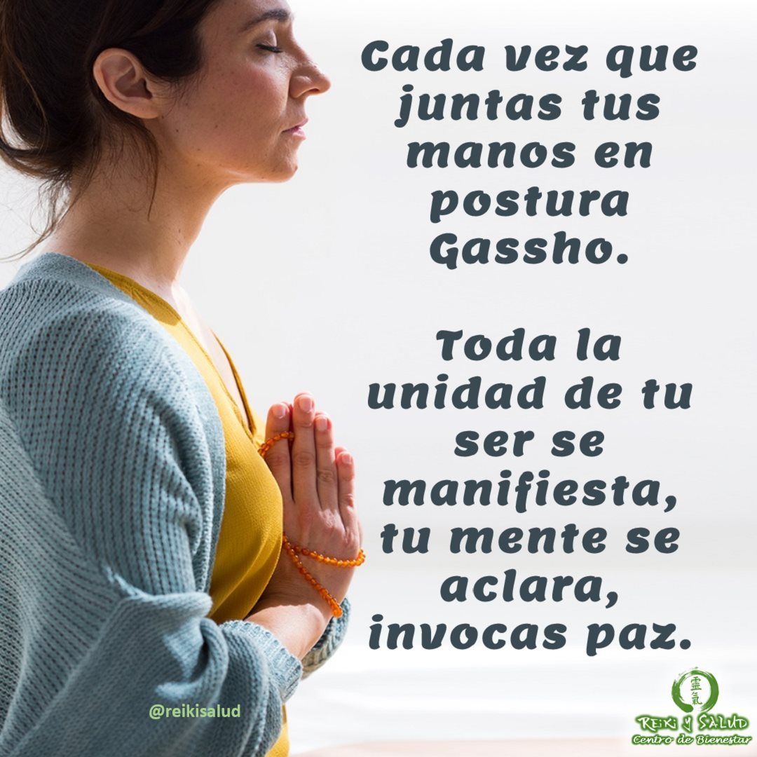 Cada vez que juntas tus manos en postura Gassho. Toda la unidad de tu ser se manifiesta, tu mente se aclara, invocas paz.Esta postura es un mudra, que nos ayuda a experimentar beneficios físicos, mentales y emocionales: ️ Produce sensación de calma, tranquilidad y paz interior.️ Mejora el equilibrio mental, porque invoca la armonía.️ Conecta con nuestro interior y reconocernos a nosotros mismos. Nos ayuda conectar con nuestra esencia, con la chispa divina que nos hace uno con Dios.️ Invocas paz en tu ser. ️ Te ayuda a conectar mejor con el entorno y las personas de nuestro entorno.️ Si lo combinas con respiración Gassho, técnica de Gendai Reiki Ho, ayudas a limpiar el canal a través del cual proyectas energía con las manos y mejoras tu sensibilidad a la misma.️¿Cuándo fue la última vez que que practicaste esta postura de manos? ¿Cómo te fue? ¿Quieres comentar?Feliz encuentro con tu esencia, y viaje despertar. Gracias, gracias, gracias, Gassho, @dinopieriniCasa Reiki y Salud, una caricia para el alma, ampliando el círculo de luz, promoviendo una vida de salud y felicidad.🌐Página WEB: www.gReiki.com#meditacion #vida #gratitud #bienestar #gendaireiki #coherenciacardiaca #reikimaracaibo #reikizulia #reikivenezuela #totalcoherencia #reikisalud