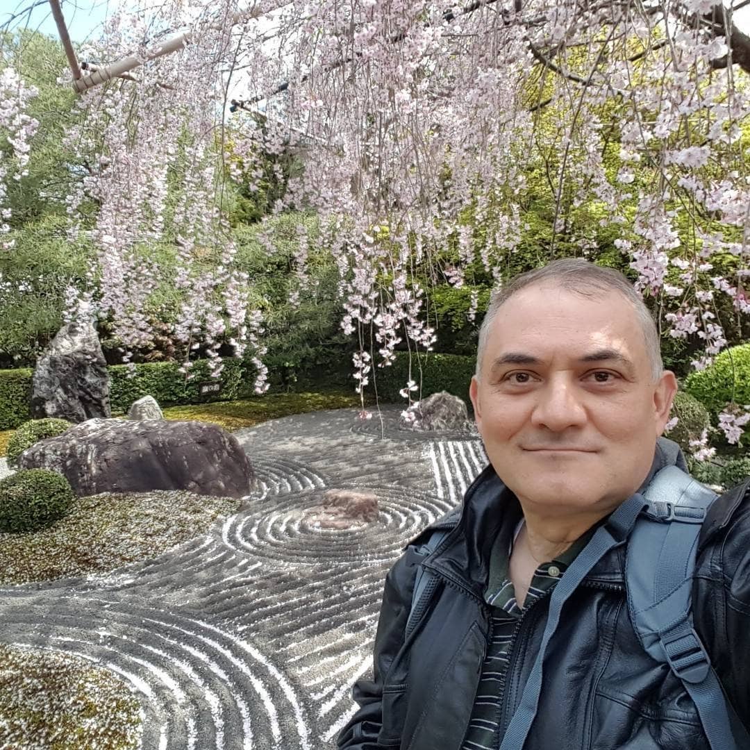 Comparto con ustedes el tesoro que resulto ser la visita al templo y jardines que lo rodean de Taizō-in en Kyoto, Japón hace dos años.Taizo-in is es uno de los sub-templos Rinzai Zen más antiguos y amados del complejo Myoshin-ji, habiendo sido fundado en 1395 por Hatano Shigemichi, un Daimyo de Izumo, que se convirtió al Zen.Si bien es cierto hay muchos tesoros, les comento el jardín paisajístico zen de Kano Motonobu es uno de los mas hermosos que he visto, también están sus sus esculturas y un suikinkutsu, un lavabo en el que las gotas de agua resuenan claramente en una cámara subterránea oculta. Kyoto ha sido durante mucho tiempo el corazón de la cultura del budismo zen en Japón. Zazen es mediación en silencio y quietud.Las artes de sadoh (ceremonia del té) y kadoh (arreglos florales) se desarrollaron simultáneamente y son inseparables del zen. Visitarlo fue una experiencia muy especial, el poder experimentar todos estos aspectos del Zen en Taizo-in. Te invito a visitarlo algún día, y te permitas sumergir tu mente y cuerpo en los caminos del Zen.Gracias, Gracias, Gracias, a Dios, la conciencia Universal, Japón por recibirnos y compartir con nosotros su extraordinaria belleza y energía, a Doi Hiroshi, la familia Gendai Gendai Reiki Healing Association y a ustedes por acompañarme en este viaje de despertar y evolución. Gassho @dinopierini.#reikivenezuela #dinopierini #osaka #japon #reikisalud #totalcoherencia #reikimaracaibo