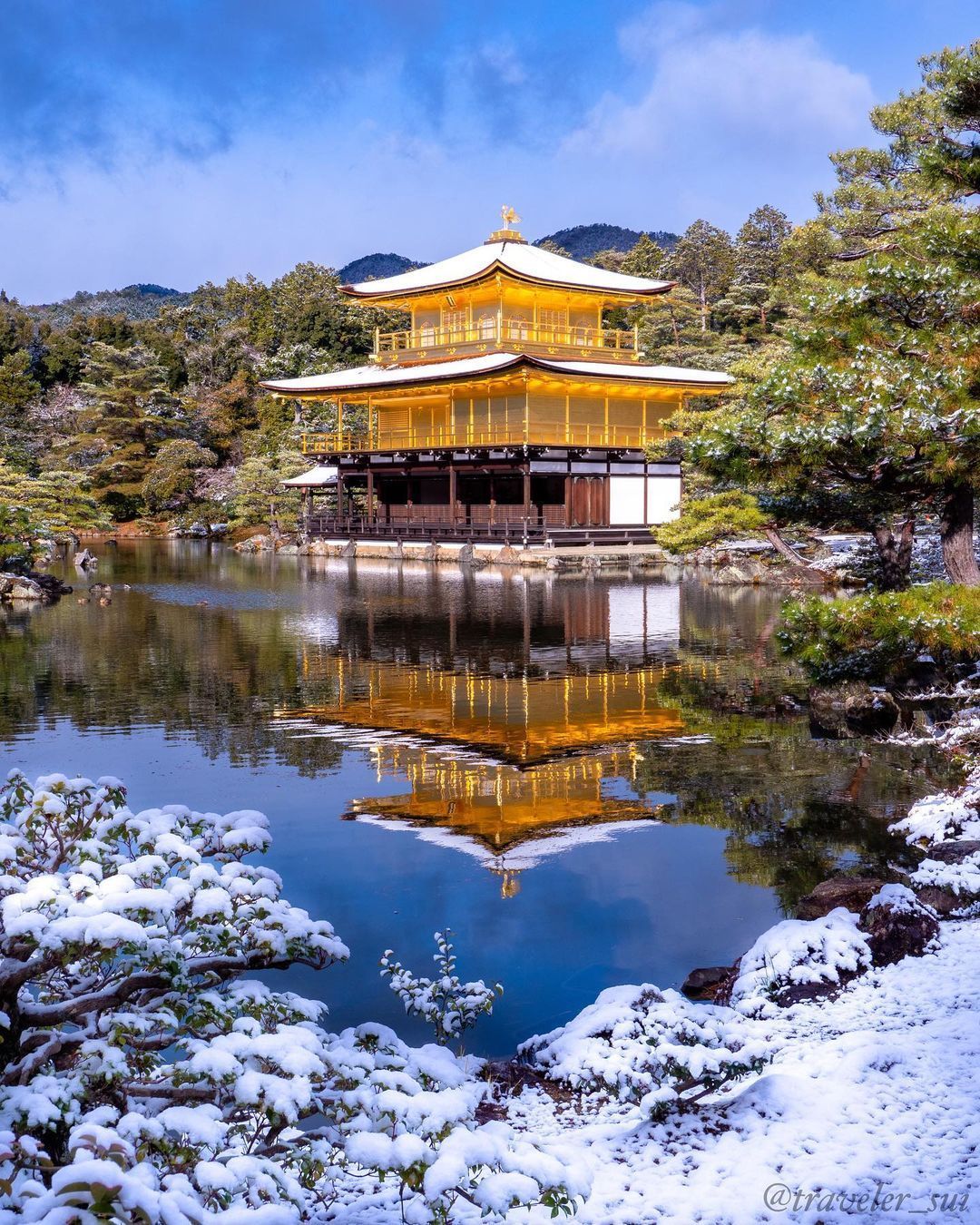 Pabellón Dorado, Templo Kinkakuji, Ukyo-ku, en la ciudad de Kioto, prefectura de Kioto, Japón.El Pabellón Dorado, o Kinkaku, es un edificio de tres plantas ubicado en los terrenos del templo. Las dos plantas superiores del pabellón están recubiertas con hojas de oro puro (También conocido como pan de oro). El primer piso, llamado la Cámara de las Aguas, (Shinden-zukuri), en estilo palacio imperial, evoca la clásica decoración japonesa modulada. Es básicamente una gran habitación rodeada por una baranda. El segundo, llamada la Torre de las Ondas de Viento (Buke-zukuri), es de estilo samurái, un recinto cerrado y con una baranda alrededor que alberga al Bodhisattva Kannon. El tercero, con ventanas, es de estilo templo Zen, y es llamado Kukkyoo-choo, y que alberga una tríada de Budas y 25 figurillas Bodhisattvas.El pabellón funciona como un shariden, guardando las reliquias del Buda. En el techo está ubicado un fenghuang o"fénix chino" dorado. El nieto de Yoshimitsu utilizó el Kinkaku-ji como inspiración para el Ginkaku-ji, que también es un templo budista, que deseaba recubrir de plata.El Pabellón Dorado posee un magnífico jardín japonés inmediatamente adyacente. El estanque que se ubica enfrente es llamado Kyōko-chi (Espejo de agua). En el estanque existen numerosas islas y piedras que representan la historia de la creación budistaGracias gracias gracias a @traveler_sui por tan extraordinaria foto.¡Etiqueta a un amigo que disfrutaría viajando contigo por Japón!¡Otro espectacular santuario y tesoro en Japón!¿Qué sitio de Japón te gustaría visitar?️ Feliz viaje de autodescubrimiento y despertarCasa Reiki y Salud, una caricia para el alma, ampliando el circulo de luz, promoviendo una vida de felicidad y bienestar.Gracias, gracias, gracias, Námaste, @dinopierini🌐Página WEB: www.gReiki.com#consciencia #alma #bienestar #inspiracion #despertar #despertarespiritual #reikimaracaibo #reikivenezuela #reikizulia #reikisalud #Chureito #japan