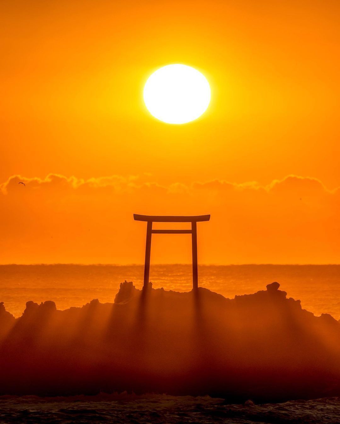 Playa Hattachi, en la Ciudad de Iwaki, Prefectura de Fukushima, Japón. La foto muestra el Tori a la orilla de la playa, con el sol naciente al fondo.Si algo considero poderoso para eliminar un resfriado o la cosa rara esa que esta dando, es levantarte por la mañana, hacer una meditación frente al sol, mientras te bañan con sus rayos sanadores. Prueba en cualquier parte donde te encuentres, FUNCIONA.️ Feliz viaje de auto descubrimiento y despertar.Con toda la certeza que, si lo CREES, lo CREAS, compartimos desde Casa Reiki y Salud, un abrazo de luz, con la confianza de que Dios está con nosotros y somos uno con la conciencia universal.Casa Reiki y Salud, una caricia para el alma, ampliando el circulo de luz, promoviendo una vida de felicidad y bienestar.Gracias, gracias, gracias, Gassho, @dinopierini️ Comparte esta publicación con quien te vino a la mente cuando la leíste., Gracias, gracias gracias🌐Página WEB: www.gReiki.com#espiritualidad #amor #felicidad #abundancia #meditacion #vida #pazinterior #reflexiones #despertarespiritual #reikimaracaibo #reikizulia #reikivenezuela #reikisalud #totalcoherencia #reikisalud #smile #bienestar #reiki #japon #sol #sonrie