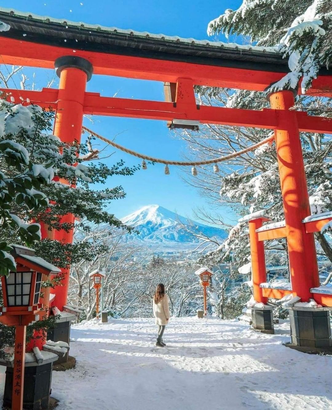 ⛩️El santuario Arakura Fuji Sengen-jinja, su Tori y pagoda se yerguen orgullosos en el hermoso parque Arakurayama Sengen, en la ladera de la montaña con vista a la ciudad de Fujiyoshida y al Monte Fuji en la distancia.La pagoda Chureito es parte del Santuario Arakura Sengen, en la Prefectura de Fujiyoshida Yamanashi, Japón ¡Otro espectacular santuario y tesoro en Japón!¿Qué sitio de Japón te gustaría visitar?️ Feliz viaje de autodescubrimiento y despertarCasa Reiki y Salud, una caricia para el alma, ampliando el circulo de luz, promoviendo una vida de felicidad y bienestar.Gracias, gracias, gracias, Gassho, @dinopierini🌐Página WEB: www.gReiki.com#consciencia #alma #bienestar #inspiracion #despertar #despertarespiritual #reikimaracaibo #reikivenezuela #reikizulia #reikisalud #Ujibashi #japan #japon #kyotoimperialpalace #kyotojapan #japanesegarden