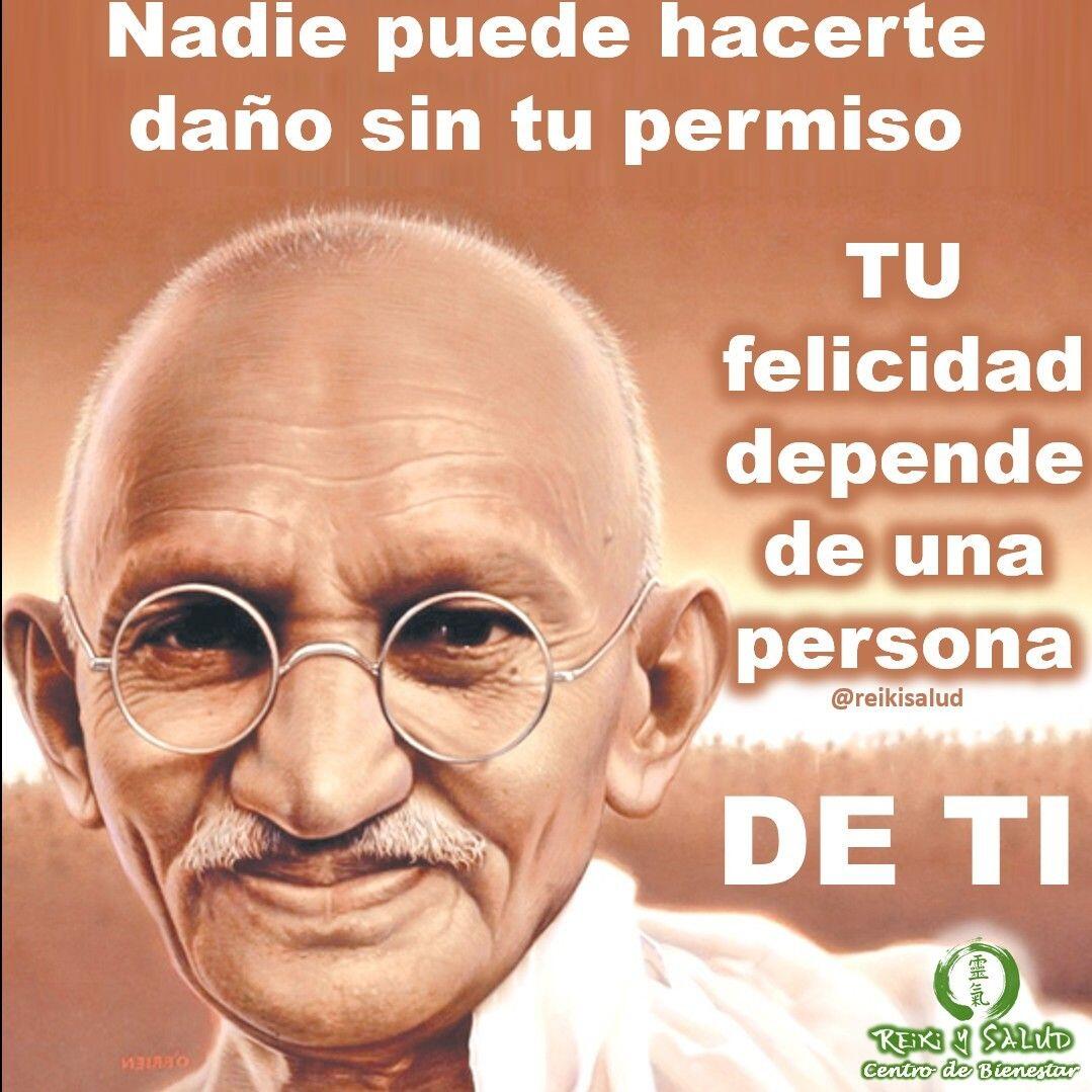 Nadie puede hacerte daño sin tu permiso. TU felicidad depende de una persona. DE TI. Mahatma Gandhi.Ámate, ésa es la base de todas las relaciones, cuando te amas, de forma sana, de forma protectora, procurarás situaciones que te permitan ser como eres, que te permitan crecer a través del amor y que te permitan fomentar relaciones que te aporten lo mismo que tú te das.Toma Conciencia que tu felicidad está dentro de ti y exclusivamente dependerá de ti, vive con la plena seguridad de que tu actitud ante las situaciones, tu modo de apreciar la vida, tu forma de relacionarte son las cosas que en mayor grado determinarán la manera en la cual puedas conectarte con tu felicidad. Ser feliz, es una decisión, y cuando la aceptas, atraes hacia ti cosas que te hacen sentir bien.Busca hacer actividades que te hagan vibrar alto, en resonancia con el universo, ya que alta vibración atraerás hacia ti, cosas que hagan sentir siempre bien, vibrando aún mas alto.Recuerda practicar algún tipo de deporte/actividad, lee un buen libro, escucha música que te conecte con la felicidad, practica Reiki Ho, conectate con personas que te conecten con la alta vibración.Toma el control de tu felicidad, no se lo otorgues a nadie, no permitas que nadie te haga sentir menos o te haga sentir mal, da lo que quieres recibir y espera lo mejor de la vida y lo mejor de ella siempre llegará a ti.Con toda la certeza que, si lo CREES, lo CREAS, compartimos desde Casa Gendai Reiki Ho, un abrazo de luz, con la confianza de que Dios está con nosotros y somos uno con la conciencia universal.Gracias, gracias, gracias, que la luz de Reiki, nos acompañe siempre, Namaste, @dinopieriniSi te gusta la publicación Compártela, Etiqueta a Otros, Gracias, gracias gracias🌍Página WEB: www.gReiki.com#espiritualidad #amor #felicidad #abundancia #meditacion #vida #paz #love #luz #gratitud #crecimientopersonal #consciencia #alma #bienestar #inspiracion #despertarespiritual #reiki #reikiusui #gendaireiki