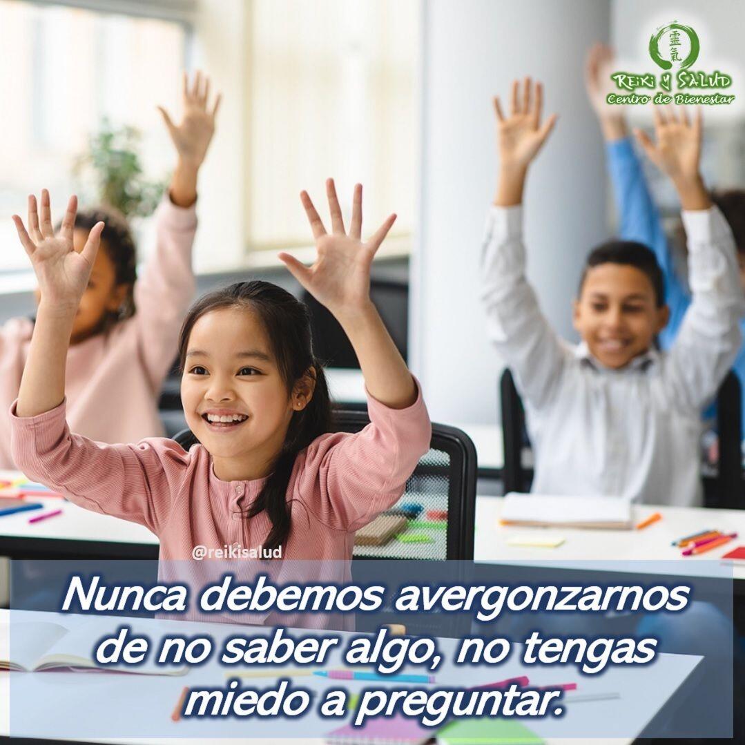 Nunca debemos avergonzarnos de no saber algo, no tengas miedo a preguntar. Lao-Tse te invita cuestionar tu vida.A lo largo de nuestra vida, en la infancia, adolescencia e incluso madurez, nos tropezamos con situaciones extrañas, que merecen ser aclaradas, que necesitamos apagar dudas… Y sin embargo, un miedo cerval, un temor al ridículo o una humildad extrema nos lleva a sellar nuestros labios y no decir nada.Por eso, debemos aprender a lanzarnos a la piscina y a preguntar sin temor, en conversaciones, tertulias, foros o conferencias. Al igual que el miedo escénico del conferenciante que puede y debe ser combatido con éxito, la mordaza del asistente debe arrancarse y no dejar dudas en el tintero.Y por supuesto, que es lo que nos interesa ahora, en los encuentros privados, con compañeros, colegas o conocidos (cafeterías, salas de reuniones,etc) tenemos que saciar nuestro afán de saber con preguntas.No recuerdo a nadie que haya salido perjudicado por haber preguntado o comentado algo en ninguna reunión, mas allá de dar o quitarle la razón con argumentos. En cambio, muchas preguntas oportunas fueron la puerta hacia la consideración ajena y el éxito.Feliz viaje de autodescubrimientoCon toda la certeza que, si lo CREES, lo CREAS, compartimos desde Casa Reiki y Salud, un abrazo de luz, con la confianza de que Dios está con nosotros y somos uno con la conciencia universal, y recuerda: ¡a sonreír, agradecer y abrazar tu vida!Gracias, gracias, gracias, un gran abrazo de luz, Namaste, @DinoPierini🌍WEB: www.gReiki.com#meditacion #gratitud #bienestar #reiki #gendaireiki #coherenciacardiaca #coherenciacerebrocorazon #reikimaracaibo #reikizulia #reikivenezuela #totalcoherencia