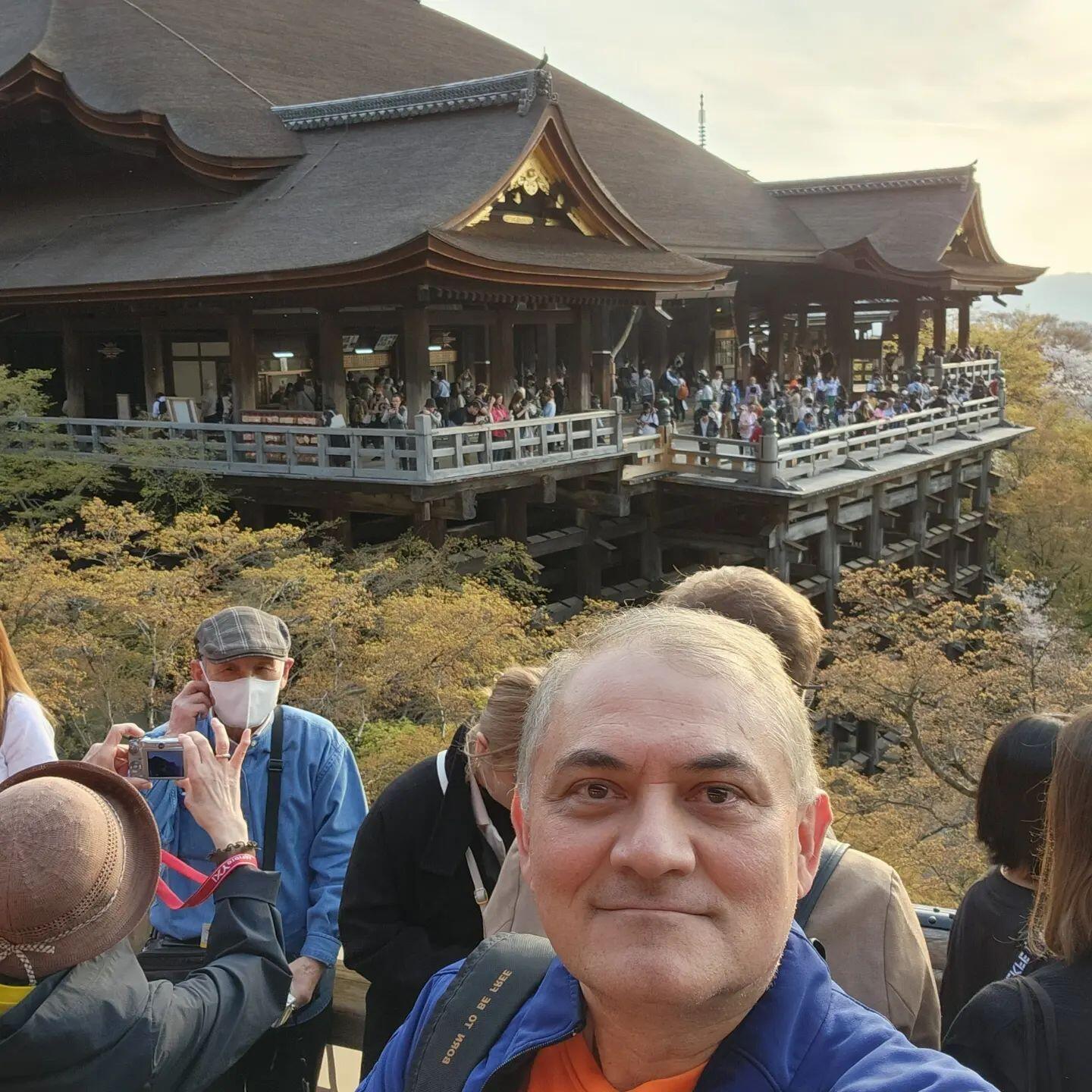 Hoy tuve el dicha de visitar Kiyomizu-dera (o Kiyomizudera, 清水寺,(en japonés templo del agua pura) en la ciudad de Kioto, Japón. El conjunto forma parte de los Monumentos históricos de la antigua Kioto, pertenecientes al Patrimonio de la Humanidad declarado por la Unesco. Este es uno de los templos más célebres de Japón.Les cuento que el templo y sus estructuras fueron fundadas en 780 en el sitio de la cascada Otowa en las colinas boscosas al este de Kioto , y su nombre deriva de las aguas puras de la cascada.Una experiencia extraordinaria, por su belleza y espiritualidad.Debajo de la sala principal se encuentra la cascada Otowa-no-taki, donde tres canales de agua caen en un estanque. Se dice que el agua de la cascada tiene propiedades terapéuticas y beberla asegura salud, longevidad y éxito en los estudios.Los diferentes edificios forman un complejo donde hay varios recintos sagrados. El más notable es quizás el santuario Jishu (Jishu-jinja), dedicado a Okuninushino-Mikoto, un dios del amor y los"buenos matrimonios". ¡Otro tesoro en Japón! En preparación para el encuentro de maestría con Hiroshi Doi en Ashiya y la celebración del nuevo siglo del Usui Reiki Ryoho en Osaka.Gracias gracias gracias a Dios, la consciencia Universal, por permitirme conectarme con este espacio tan maravilloso.️ Feliz viaje de autodescubrimiento y despertarCasa Reiki y Salud, una caricia para el alma, ampliando el circulo de luz, promoviendo una vida de felicidad y bienestar.Gracias, gracias, gracias, Gassho, @dinopierini🌐Página WEB: www.gReiki.com#reikimaracaibo #reikivenezuela #reikizulia #reikisalud #kioto #Kiyomizudera