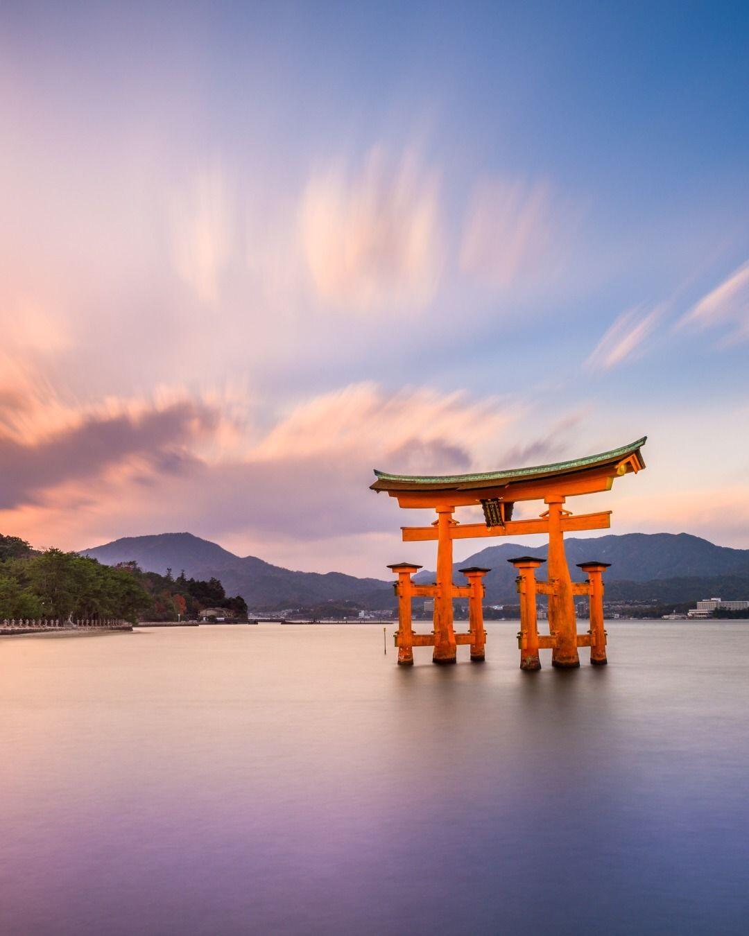 Si aún no lo ha escuchado, el gran torii del Santuario Itsukushima de Miyajima debes conocerlo. Asegúrese de visitar la isla sagrada y el resto de la región de Setouchi la próxima vez que visite Japón.El Santuario Itsukushima (厳島神社 (嚴島神社), Itsukushima-jinja) es un santuario sintoísta en la isla de Itsukushima (popularmente conocido como Miyajima), mejor conocido por su puerta torii"flotante". Se encuentra en la ciudad de Hatsukaichi en la prefectura de Hiroshima en Japón, accesible desde el continente en ferry en la estación de Miyajimaguchi. El complejo del santuario está catalogado como Patrimonio de la Humanidad por la UNESCO, y el gobierno japonés ha designado varios edificios y posesiones como Tesoros Nacionales.El santuario de Itsukushima es una de las atracciones turísticas más populares de Japón. Es más famoso por su espectacular puerta, o torii en las afueras del santuario, los picos sagrados del Monte Misen, extensos bosques y su vista al mar.Yo lo conocí en Abril de este año y fué una experiencia maravillosa, no solo por su energía sino también su belleza. Comparto fotos cuando ya esta la marea alta.Otro Tesoro de Japón.¿Qué sitio de Japón te gustaría visitar y con quién?️ Feliz viaje de autodescubrimiento y despertarCasa Reiki y Salud, una caricia para el alma, ampliando el circulo de luz, promoviendo una vida de felicidad y bienestar.Gracias, gracias, gracias, Gassho, @dinopierini🌐Página WEB: www.gReiki.com#reikimaracaibo #reikivenezuela #reikizulia #reikisalud